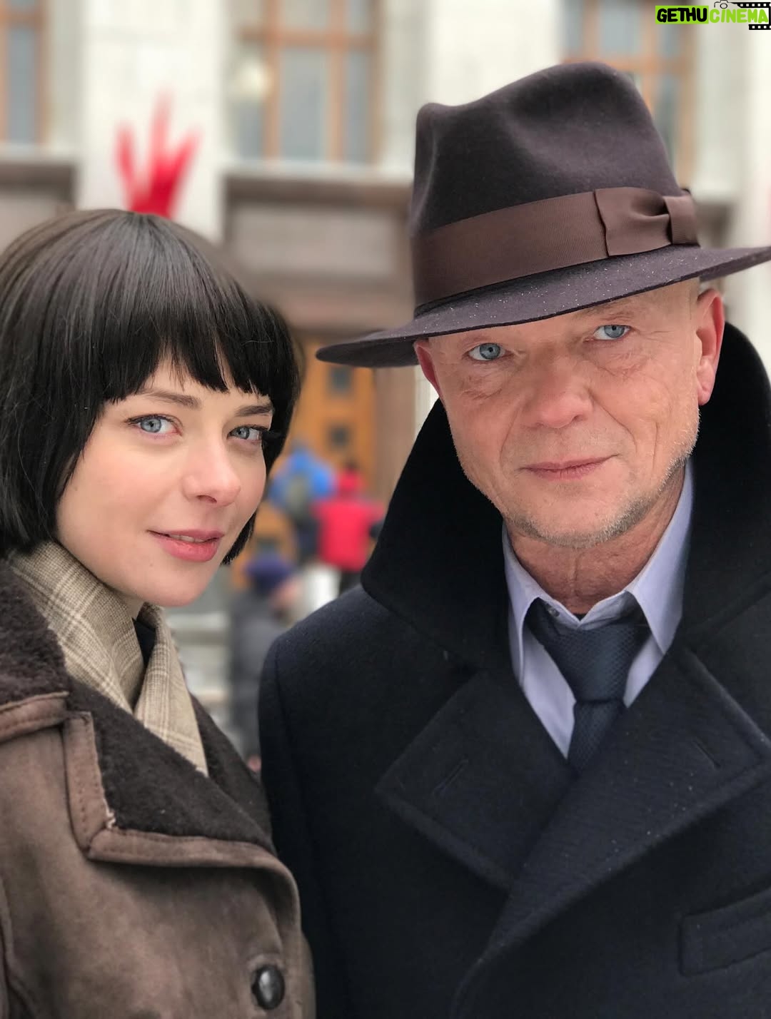 Marina Aleksandrova - 25.7K Likes - Важно❗️❗️❗️

Дорогие режиссеры! 

Хотела бы искренне понять, зачем вам нужны пробы актеров с актерским портфолио в 50 и более фильмов. 
Часто сцены, которые вы присылаете, - это сцена на органичное существование, максимум, что требуется от актера, это мини-конфликт… Я принимаю, когда вы хотите посмотреть «химию» между партнерами, которые уже 25 раз играли вместе все конфликты и притяжения супругов, любовников, друзей и врагов, принимаю знакомство с режиссером, которого я тоже кастингую, поверьте, ведь задача «давайте также, но построже» мне говорит о многом, но зачем вам сцена с «давно не виделись, как дела?»??? 
Я не хочу доказывать какому-то продюсеру с платформы, что я не покупала диплом актрисы театра и кино, и тратить своё время, чтобы неподготовленный режиссер посмотрел на моё органичное существование, а продюсеры бы сказали: «не удивила». 
И пробы - это не результат, а поиск чего-то выходящего за рамки просто органики, это договоренность с друг другом: «а было бы нам круто что-то сделать вместе?», «а будем ли мы рисковать?» 
Если вы вызываете актера на пробы сцен, то решите, что вам важно найти, подумайте, где болевая точка героя или ваша, зачем вам снимать это кино? Уж точно, не ради денег, их вы не найдете в нужном количестве, а вот стать «безумным мечтателем» можете, но надо быть готовым!!! 

У меня всё! 

P.S. и да, я снималась с Караченцовым и даже Михаилом Ульяновым, я помню, когда с тобой на пробах просто разговаривали, не пытаясь впихнуть в тебя все сцены сценария на органичное существование )))
