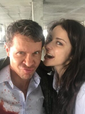 Marina Aleksandrova Instagram - Важно❗️❗️❗️

Дорогие режиссеры! 

Хотела бы искренне понять, зачем вам нужны пробы актеров с актерским портфолио в 50 и более фильмов. 
Часто сцены, которые вы присылаете, - это сцена на органичное существование, максимум, что требуется от актера, это мини-конфликт… Я принимаю, когда вы хотите посмотреть «химию» между партнерами, которые уже 25 раз играли вместе все конфликты и притяжения супругов, любовников, друзей и врагов, принимаю знакомство с режиссером, которого я тоже кастингую, поверьте, ведь задача «давайте также, но построже» мне говорит о многом, но зачем вам сцена с «давно не виделись, как дела?»??? 
Я не хочу доказывать какому-то продюсеру с платформы, что я не покупала диплом актрисы театра и кино, и тратить своё время, чтобы неподготовленный режиссер посмотрел на моё органичное существование, а продюсеры бы сказали: «не удивила». 
И пробы - это не результат, а поиск чего-то выходящего за рамки просто органики, это договоренность с друг другом: «а было бы нам круто что-то сделать вместе?», «а будем ли мы рисковать?» 
Если вы вызываете актера на пробы сцен, то решите, что вам важно найти, подумайте, где болевая точка героя или ваша, зачем вам снимать это кино? Уж точно, не ради денег, их вы не найдете в нужном количестве, а вот стать «безумным мечтателем» можете, но надо быть готовым!!! 

У меня всё! 

P.S. и да, я снималась с Караченцовым и даже Михаилом Ульяновым, я помню, когда с тобой на пробах просто разговаривали, не пытаясь впихнуть в тебя все сцены сценария на органичное существование )))