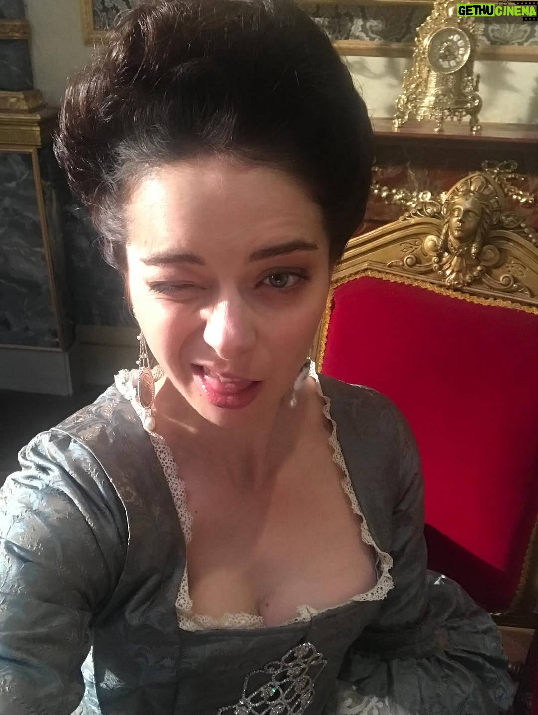 Marina Aleksandrova - 25.7K Likes - Важно❗️❗️❗️

Дорогие режиссеры! 

Хотела бы искренне понять, зачем вам нужны пробы актеров с актерским портфолио в 50 и более фильмов. 
Часто сцены, которые вы присылаете, - это сцена на органичное существование, максимум, что требуется от актера, это мини-конфликт… Я принимаю, когда вы хотите посмотреть «химию» между партнерами, которые уже 25 раз играли вместе все конфликты и притяжения супругов, любовников, друзей и врагов, принимаю знакомство с режиссером, которого я тоже кастингую, поверьте, ведь задача «давайте также, но построже» мне говорит о многом, но зачем вам сцена с «давно не виделись, как дела?»??? 
Я не хочу доказывать какому-то продюсеру с платформы, что я не покупала диплом актрисы театра и кино, и тратить своё время, чтобы неподготовленный режиссер посмотрел на моё органичное существование, а продюсеры бы сказали: «не удивила». 
И пробы - это не результат, а поиск чего-то выходящего за рамки просто органики, это договоренность с друг другом: «а было бы нам круто что-то сделать вместе?», «а будем ли мы рисковать?» 
Если вы вызываете актера на пробы сцен, то решите, что вам важно найти, подумайте, где болевая точка героя или ваша, зачем вам снимать это кино? Уж точно, не ради денег, их вы не найдете в нужном количестве, а вот стать «безумным мечтателем» можете, но надо быть готовым!!! 

У меня всё! 

P.S. и да, я снималась с Караченцовым и даже Михаилом Ульяновым, я помню, когда с тобой на пробах просто разговаривали, не пытаясь впихнуть в тебя все сцены сценария на органичное существование )))