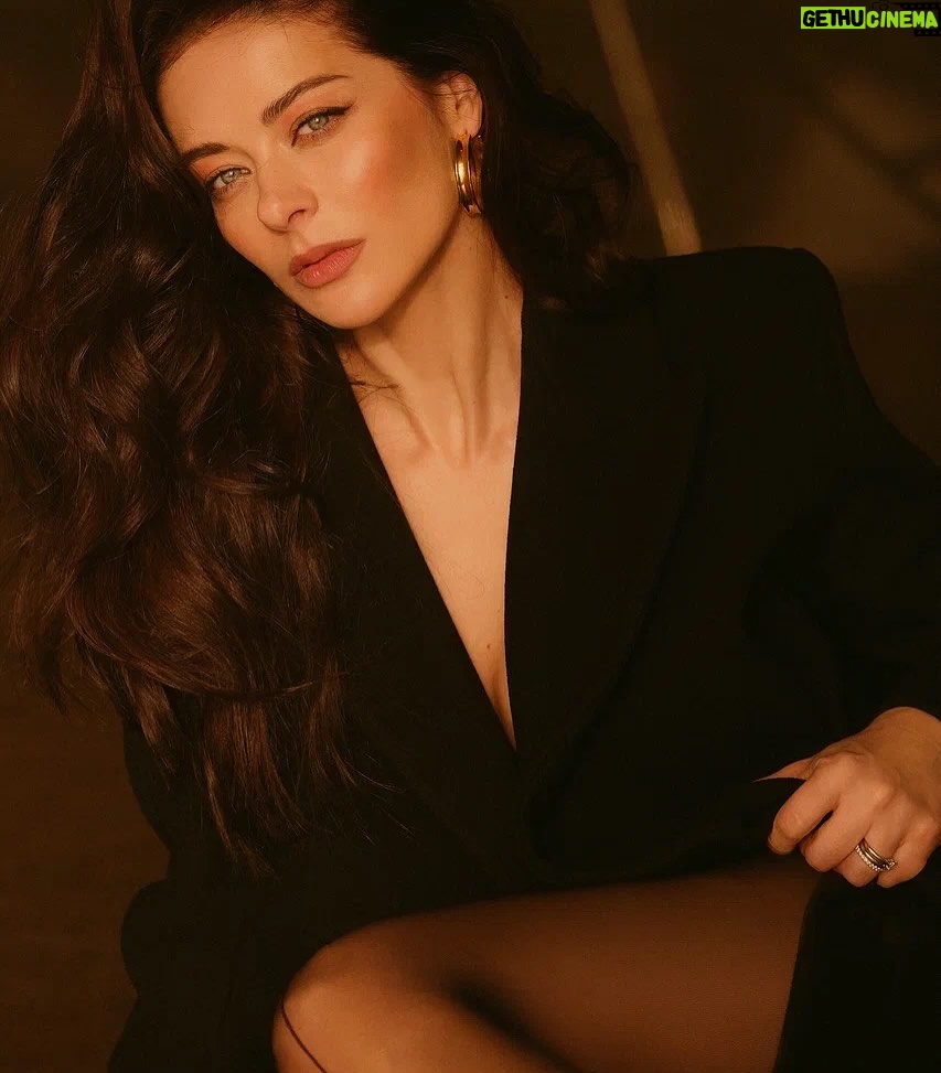 Marina Aleksandrova - 25.7K Likes - Важно❗️❗️❗️

Дорогие режиссеры! 

Хотела бы искренне понять, зачем вам нужны пробы актеров с актерским портфолио в 50 и более фильмов. 
Часто сцены, которые вы присылаете, - это сцена на органичное существование, максимум, что требуется от актера, это мини-конфликт… Я принимаю, когда вы хотите посмотреть «химию» между партнерами, которые уже 25 раз играли вместе все конфликты и притяжения супругов, любовников, друзей и врагов, принимаю знакомство с режиссером, которого я тоже кастингую, поверьте, ведь задача «давайте также, но построже» мне говорит о многом, но зачем вам сцена с «давно не виделись, как дела?»??? 
Я не хочу доказывать какому-то продюсеру с платформы, что я не покупала диплом актрисы театра и кино, и тратить своё время, чтобы неподготовленный режиссер посмотрел на моё органичное существование, а продюсеры бы сказали: «не удивила». 
И пробы - это не результат, а поиск чего-то выходящего за рамки просто органики, это договоренность с друг другом: «а было бы нам круто что-то сделать вместе?», «а будем ли мы рисковать?» 
Если вы вызываете актера на пробы сцен, то решите, что вам важно найти, подумайте, где болевая точка героя или ваша, зачем вам снимать это кино? Уж точно, не ради денег, их вы не найдете в нужном количестве, а вот стать «безумным мечтателем» можете, но надо быть готовым!!! 

У меня всё! 

P.S. и да, я снималась с Караченцовым и даже Михаилом Ульяновым, я помню, когда с тобой на пробах просто разговаривали, не пытаясь впихнуть в тебя все сцены сценария на органичное существование )))