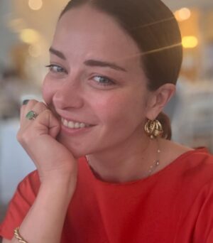 Marina Aleksandrova Instagram - Важно❗️❗️❗️

Дорогие режиссеры! 

Хотела бы искренне понять, зачем вам нужны пробы актеров с актерским портфолио в 50 и более фильмов. 
Часто сцены, которые вы присылаете, - это сцена на органичное существование, максимум, что требуется от актера, это мини-конфликт… Я принимаю, когда вы хотите посмотреть «химию» между партнерами, которые уже 25 раз играли вместе все конфликты и притяжения супругов, любовников, друзей и врагов, принимаю знакомство с режиссером, которого я тоже кастингую, поверьте, ведь задача «давайте также, но построже» мне говорит о многом, но зачем вам сцена с «давно не виделись, как дела?»??? 
Я не хочу доказывать какому-то продюсеру с платформы, что я не покупала диплом актрисы театра и кино, и тратить своё время, чтобы неподготовленный режиссер посмотрел на моё органичное существование, а продюсеры бы сказали: «не удивила». 
И пробы - это не результат, а поиск чего-то выходящего за рамки просто органики, это договоренность с друг другом: «а было бы нам круто что-то сделать вместе?», «а будем ли мы рисковать?» 
Если вы вызываете актера на пробы сцен, то решите, что вам важно найти, подумайте, где болевая точка героя или ваша, зачем вам снимать это кино? Уж точно, не ради денег, их вы не найдете в нужном количестве, а вот стать «безумным мечтателем» можете, но надо быть готовым!!! 

У меня всё! 

P.S. и да, я снималась с Караченцовым и даже Михаилом Ульяновым, я помню, когда с тобой на пробах просто разговаривали, не пытаясь впихнуть в тебя все сцены сценария на органичное существование )))