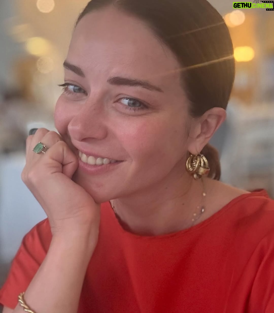Marina Aleksandrova - 25.7K Likes - Важно❗️❗️❗️

Дорогие режиссеры! 

Хотела бы искренне понять, зачем вам нужны пробы актеров с актерским портфолио в 50 и более фильмов. 
Часто сцены, которые вы присылаете, - это сцена на органичное существование, максимум, что требуется от актера, это мини-конфликт… Я принимаю, когда вы хотите посмотреть «химию» между партнерами, которые уже 25 раз играли вместе все конфликты и притяжения супругов, любовников, друзей и врагов, принимаю знакомство с режиссером, которого я тоже кастингую, поверьте, ведь задача «давайте также, но построже» мне говорит о многом, но зачем вам сцена с «давно не виделись, как дела?»??? 
Я не хочу доказывать какому-то продюсеру с платформы, что я не покупала диплом актрисы театра и кино, и тратить своё время, чтобы неподготовленный режиссер посмотрел на моё органичное существование, а продюсеры бы сказали: «не удивила». 
И пробы - это не результат, а поиск чего-то выходящего за рамки просто органики, это договоренность с друг другом: «а было бы нам круто что-то сделать вместе?», «а будем ли мы рисковать?» 
Если вы вызываете актера на пробы сцен, то решите, что вам важно найти, подумайте, где болевая точка героя или ваша, зачем вам снимать это кино? Уж точно, не ради денег, их вы не найдете в нужном количестве, а вот стать «безумным мечтателем» можете, но надо быть готовым!!! 

У меня всё! 

P.S. и да, я снималась с Караченцовым и даже Михаилом Ульяновым, я помню, когда с тобой на пробах просто разговаривали, не пытаясь впихнуть в тебя все сцены сценария на органичное существование )))