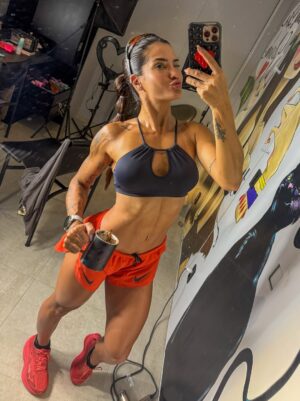 Marina Ferrari Instagram - Comecei a semana VIVÍSSIMA E VIVENDO 🫡🫶🏽 BORA