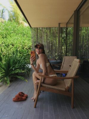 Marina Zhadan Instagram - Океан никуда не торопится — и будто учит меня тому же.
В его ритме понимаешь: не обязательно бежать, чтобы успевать. Как бы странно это ни звучало😉🫰🏽

Hotel: @patinamaldives 🤍
Travel agency: @karinazvereva_travel 🤍