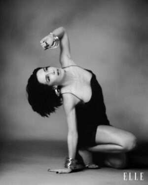 Marjorie Estiano Instagram - Ângela Diniz foi assassinada em 1976, quando homens poderiam alegar legítima defesa da honra em um crime desse. De vítima, ela virou algoz num julgamento misógino. O caso foi resgatado com o lançamento do podcast Praia dos Ossos (2020) e, cinco anos depois, é mais uma vez lembrado com a série “Ângela Diniz: assassinada e condenada”, enquanto casos de feminicídio tomam conta do noticiário. 

Uma das mais talentosas atrizes de sua geração e capa da #ELLEView de dezembro, @estianomarjorie dá vida à socialite que queria gozar a vida – na época, um privilégio dos homens. “Pude me aprofundar no significado político do que é ser mulher enquanto construção social de gênero”, diz ela à editora de cultura @brunabittencourt1. 

Para conferir o material completo desta edição tão especial, que celebra mulheres que transformam, acesse elle.com.br e assine já a nossa revista digital. É só R$12,50 por mês!

Coordenação geral: @renata_piza 
Fotos: @hudsonrennan
Direção de moda: @lucasboccalao
Beleza: @brazilrenata com produtos @chanel.beauty 
Edição de arte: @gusbalducci
Cenografia: @cenna_visualcenografia
Produção de moda: @thiiagotorres e @gus.vsk
Produção executiva: @bellaaribeiro
Tratamento de imagem: @vetroretouching
Assistente de foto: @fernandobentes
Assistente de beleza: @indyamake
Assistente de cenografia: @bruno_alves8618
Assistente de produção executiva: @brunacampi
Manicure: @thaynadandara