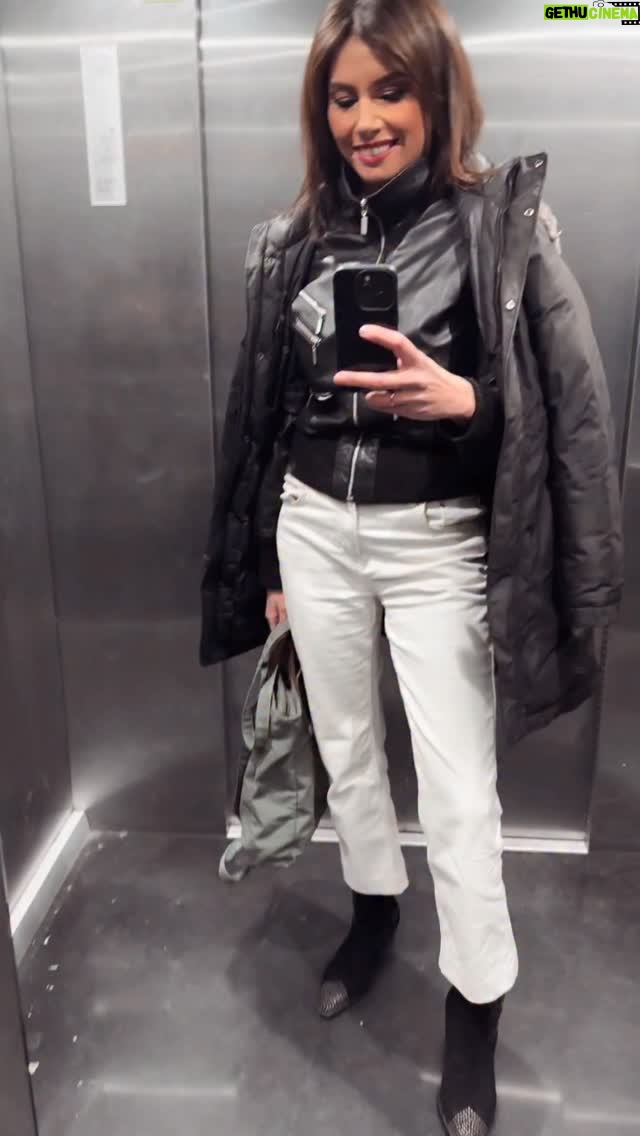 Marta Flich - 1K Likes - Ascensor de salida a casa 
Plató de @algrano_rtve 
Víctor 💕
@elhuffpost 

Siempre bailando 🥳