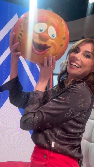 Marta Flich Instagram - Si a la niña que llevo dentro, le llegan a decir que hoy cojo a Ruperta desde la mismísima TVE1 que tanto me inspiró de pequeñita, ni me lo hubiera creído. No quiero dejar de soñar, de crecer y de contarle a mi hija que su mamá peleó y llegó a tocar sus sueños.