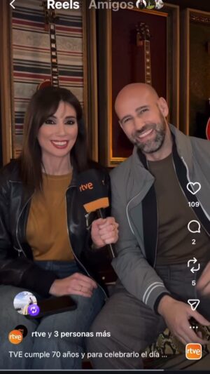 Marta Flich Instagram - Hemos grabado una canción con todos los compañeros de TVE que se llama imparables y que pronto podréis disfrutar… 🎶🎶🎶🎶
Va a ser un himno. Avisados estáis.
PD. He hecho esta capturita de nuestras primeras impresiones. 🤗😅😂🥰
PD. Que sí! Que sale la captura del video. Que ya lo sé! 🤣 que está hecho a posta.