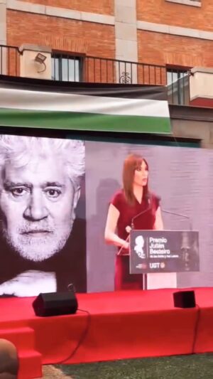 Marta Flich Instagram - Compartir espacio y tiempo con Pedro Almodóvar ha sido un regalo de un martes que sabe a gloria. Qué ser humano! Qué talento! Qué artista!.
💕