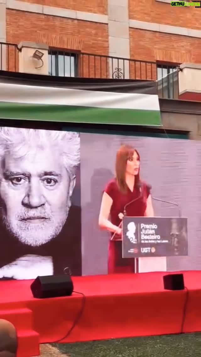 Marta Flich - 1.7K Likes - Compartir espacio y tiempo con Pedro Almodóvar ha sido un regalo de un martes que sabe a gloria. Qué ser humano! Qué talento! Qué artista!.
💕