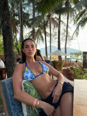 Marwa Merazka Instagram - je savais pas laquelle poster, donc ça sera les deux 🙃🙂