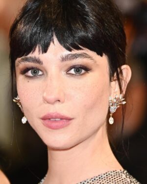 Matilda De Angelis Instagram - La prima volta non si scorda mai. Quanta bellezza, quanti occhi, quante mani bellissime e piene d’amore. Questo è FUORI e io non potrei essere più felice di così.
Grazie ♥️

Abito @fendi 
Gioielli @tiffanyandco 
Make Up @charlottetilbury by @nikipinna 
Hair @vickyhairfusion 
Styling @vaneboz 
#inpartnershipwith