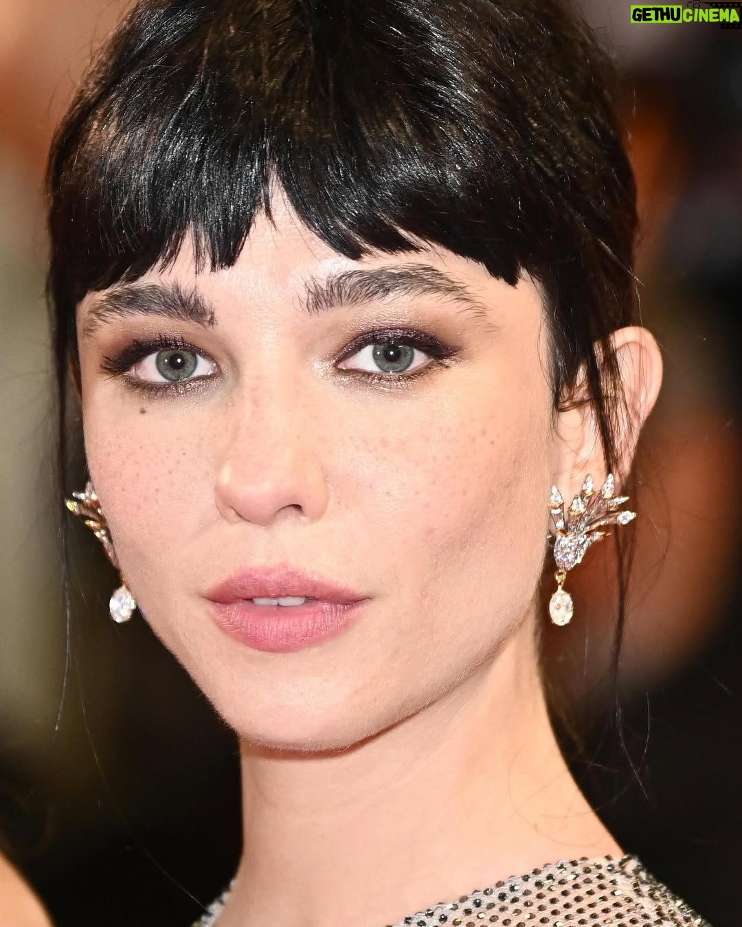 Matilda De Angelis - 59.9K Likes - La prima volta non si scorda mai. Quanta bellezza, quanti occhi, quante mani bellissime e piene d’amore. Questo è FUORI e io non potrei essere più felice di così.
Grazie ♥️

Abito @fendi 
Gioielli @tiffanyandco 
Make Up @charlottetilbury by @nikipinna 
Hair @vickyhairfusion 
Styling @vaneboz 
#inpartnershipwith