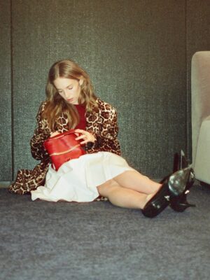 Maya Hawke Instagram - Hope everyone enjoyed Vol 2 this week

BTS from GMA @prada

📸 @nicolaos.mg