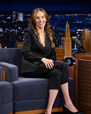 Maya Hawke Instagram - @maya_hawke joins us to talk Season 5 of @strangerthingstv tonight! #StrangerThingsOnFallon #FallonTonight 

📷 @toddowyoung