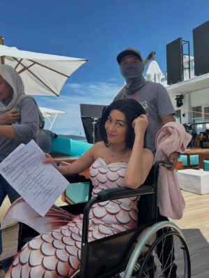 Maya Karin Instagram - Aahhh the memories of shooting this movie 😊💙🧜🏻‍♀️
Jemput makan cara duyung! 
#duyung #duyunglagendaaurora #themakingof