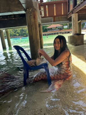 Maya Karin Instagram - Aahhh the memories of shooting this movie 😊💙🧜🏻‍♀️
Jemput makan cara duyung! 
#duyung #duyunglagendaaurora #themakingof