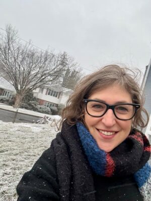 Mayim Bialik Instagram - I’ve been stranded all week in one of my favorite places in NY. It’s definitely not as much fun when you can’t go anywhere, but it sure is beautiful. Thank you to all of the essential workers and everyone at the airport for helping us all get to where we need to go. Stay safe, everyone.