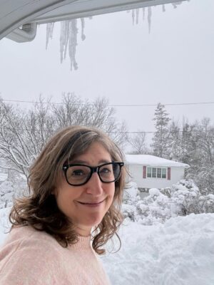Mayim Bialik Instagram - I’ve been stranded all week in one of my favorite places in NY. It’s definitely not as much fun when you can’t go anywhere, but it sure is beautiful. Thank you to all of the essential workers and everyone at the airport for helping us all get to where we need to go. Stay safe, everyone.