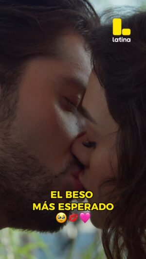 Mayra Goñi Instagram - UN APLAUSO PARA ESA PAREJA QUE ESTÁ ENAMORADAAAAA 💘 |VALENTINA VALIENTE
👉No te pierdas #ValentinaValiente de lunes a viernes a las 8:00 pm💛💚