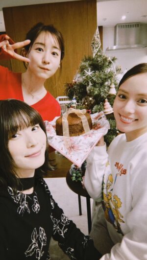 Mayu Matsuoka Instagram - みなみちゃんとカレンちゃんと
Happy Holiday ! 🎄✨
#第一回プレゼント交換はグタグタにつき
#あみだくじに変更
#一発で決まった😆
