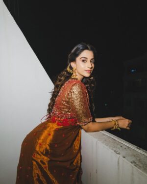 Meenakshi Chaudhary Instagram - Saree not sorry 🤓✨
.
.
.
.
.
📸 @afrographer
Stylist: @kalyanik666
Outfit : @samta_gaudani
PR : @twotap_social
Jewellery: @bcos_its_silver
Styling team:@aksharamahi7
Hair : @chinnisrinu_stylist
Make up : @nehaabagga21