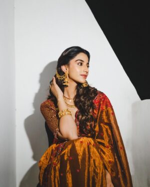 Meenakshi Chaudhary Instagram - Saree not sorry 🤓✨
.
.
.
.
.
📸 @afrographer
Stylist: @kalyanik666
Outfit : @samta_gaudani
PR : @twotap_social
Jewellery: @bcos_its_silver
Styling team:@aksharamahi7
Hair : @chinnisrinu_stylist
Make up : @nehaabagga21