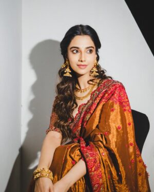 Meenakshi Chaudhary Instagram - Saree not sorry 🤓✨
.
.
.
.
.
📸 @afrographer
Stylist: @kalyanik666
Outfit : @samta_gaudani
PR : @twotap_social
Jewellery: @bcos_its_silver
Styling team:@aksharamahi7
Hair : @chinnisrinu_stylist
Make up : @nehaabagga21