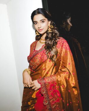 Meenakshi Chaudhary Instagram - Saree not sorry 🤓✨
.
.
.
.
.
📸 @afrographer
Stylist: @kalyanik666
Outfit : @samta_gaudani
PR : @twotap_social
Jewellery: @bcos_its_silver
Styling team:@aksharamahi7
Hair : @chinnisrinu_stylist
Make up : @nehaabagga21