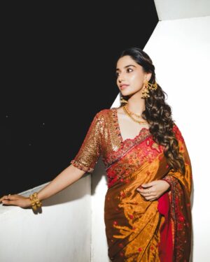 Meenakshi Chaudhary Instagram - Saree not sorry 🤓✨
.
.
.
.
.
📸 @afrographer
Stylist: @kalyanik666
Outfit : @samta_gaudani
PR : @twotap_social
Jewellery: @bcos_its_silver
Styling team:@aksharamahi7
Hair : @chinnisrinu_stylist
Make up : @nehaabagga21