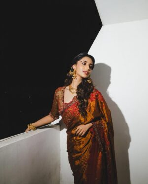 Meenakshi Chaudhary Instagram - Saree not sorry 🤓✨
.
.
.
.
.
📸 @afrographer
Stylist: @kalyanik666
Outfit : @samta_gaudani
PR : @twotap_social
Jewellery: @bcos_its_silver
Styling team:@aksharamahi7
Hair : @chinnisrinu_stylist
Make up : @nehaabagga21