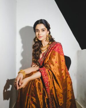 Meenakshi Chaudhary Instagram - Saree not sorry 🤓✨
.
.
.
.
.
📸 @afrographer
Stylist: @kalyanik666
Outfit : @samta_gaudani
PR : @twotap_social
Jewellery: @bcos_its_silver
Styling team:@aksharamahi7
Hair : @chinnisrinu_stylist
Make up : @nehaabagga21