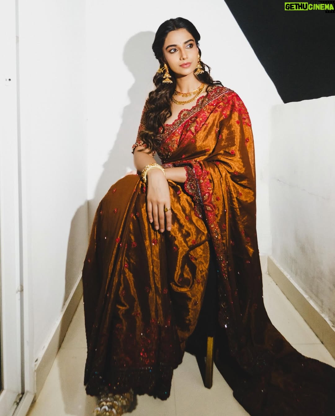 Meenakshi Chaudhary - 568.8K Likes - Saree not sorry 🤓✨ 
.
.
.
.
.
📸 @afrographer 
Stylist: @kalyanik666 
Outfit : @samta_gaudani 
PR : @twotap_social
Jewellery: @bcos_its_silver
Styling team:@aksharamahi7
Hair : @chinnisrinu_stylist 
Make up : @nehaabagga21