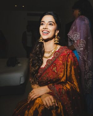 Meenakshi Chaudhary Instagram - Saree not sorry 🤓✨
.
.
.
.
.
📸 @afrographer
Stylist: @kalyanik666
Outfit : @samta_gaudani
PR : @twotap_social
Jewellery: @bcos_its_silver
Styling team:@aksharamahi7
Hair : @chinnisrinu_stylist
Make up : @nehaabagga21