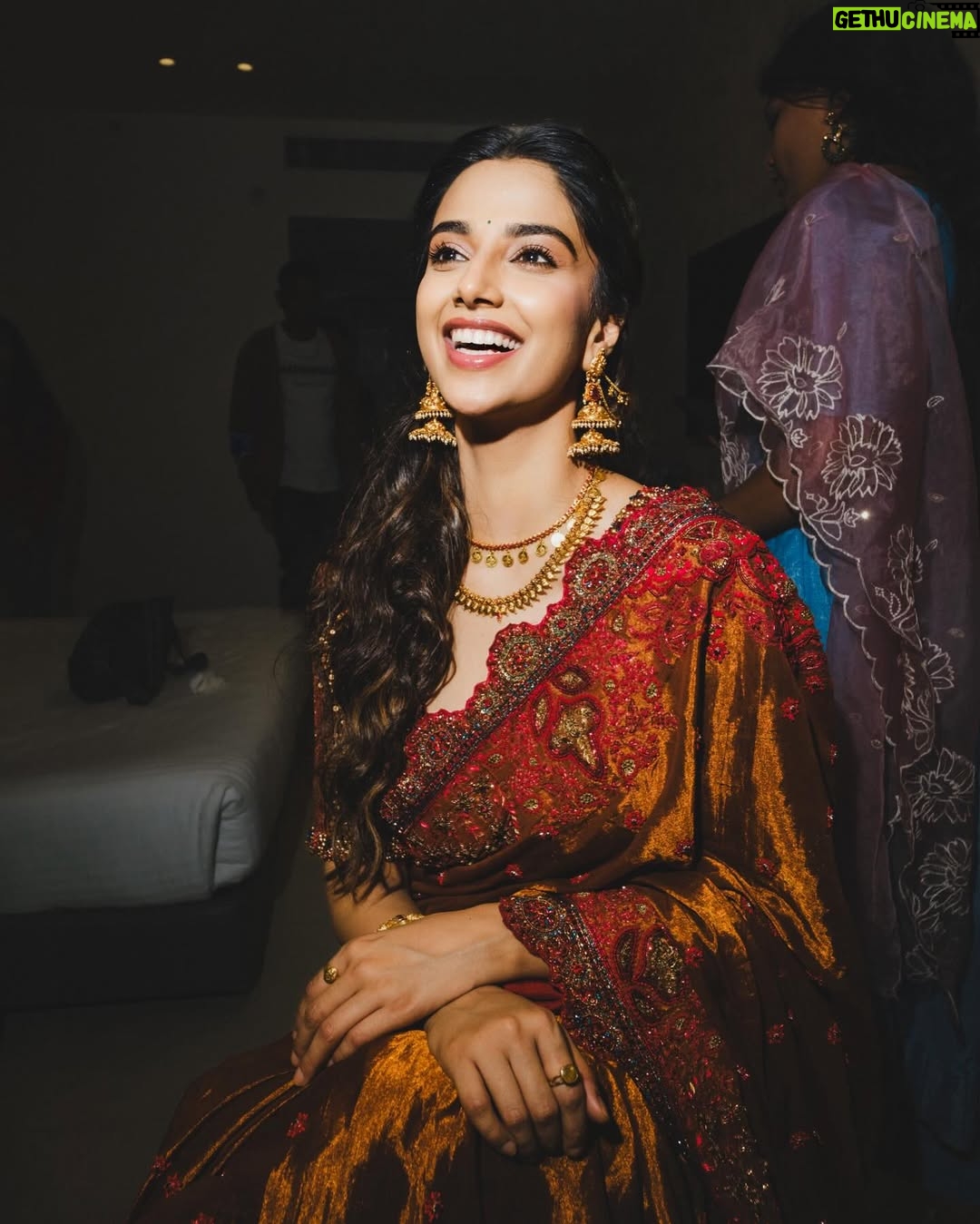 Meenakshi Chaudhary - 568.8K Likes - Saree not sorry 🤓✨ 
.
.
.
.
.
📸 @afrographer 
Stylist: @kalyanik666 
Outfit : @samta_gaudani 
PR : @twotap_social
Jewellery: @bcos_its_silver
Styling team:@aksharamahi7
Hair : @chinnisrinu_stylist 
Make up : @nehaabagga21