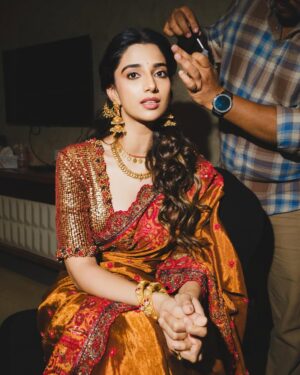 Meenakshi Chaudhary Instagram - Saree not sorry 🤓✨
.
.
.
.
.
📸 @afrographer
Stylist: @kalyanik666
Outfit : @samta_gaudani
PR : @twotap_social
Jewellery: @bcos_its_silver
Styling team:@aksharamahi7
Hair : @chinnisrinu_stylist
Make up : @nehaabagga21
