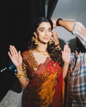 Meenakshi Chaudhary Instagram - Saree not sorry 🤓✨
.
.
.
.
.
📸 @afrographer
Stylist: @kalyanik666
Outfit : @samta_gaudani
PR : @twotap_social
Jewellery: @bcos_its_silver
Styling team:@aksharamahi7
Hair : @chinnisrinu_stylist
Make up : @nehaabagga21