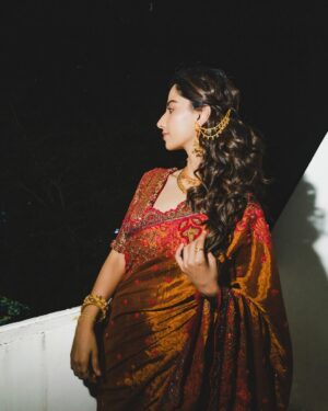 Meenakshi Chaudhary Instagram - Saree not sorry 🤓✨
.
.
.
.
.
📸 @afrographer
Stylist: @kalyanik666
Outfit : @samta_gaudani
PR : @twotap_social
Jewellery: @bcos_its_silver
Styling team:@aksharamahi7
Hair : @chinnisrinu_stylist
Make up : @nehaabagga21
