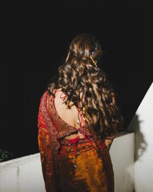 Meenakshi Chaudhary Instagram - Saree not sorry 🤓✨
.
.
.
.
.
📸 @afrographer
Stylist: @kalyanik666
Outfit : @samta_gaudani
PR : @twotap_social
Jewellery: @bcos_its_silver
Styling team:@aksharamahi7
Hair : @chinnisrinu_stylist
Make up : @nehaabagga21