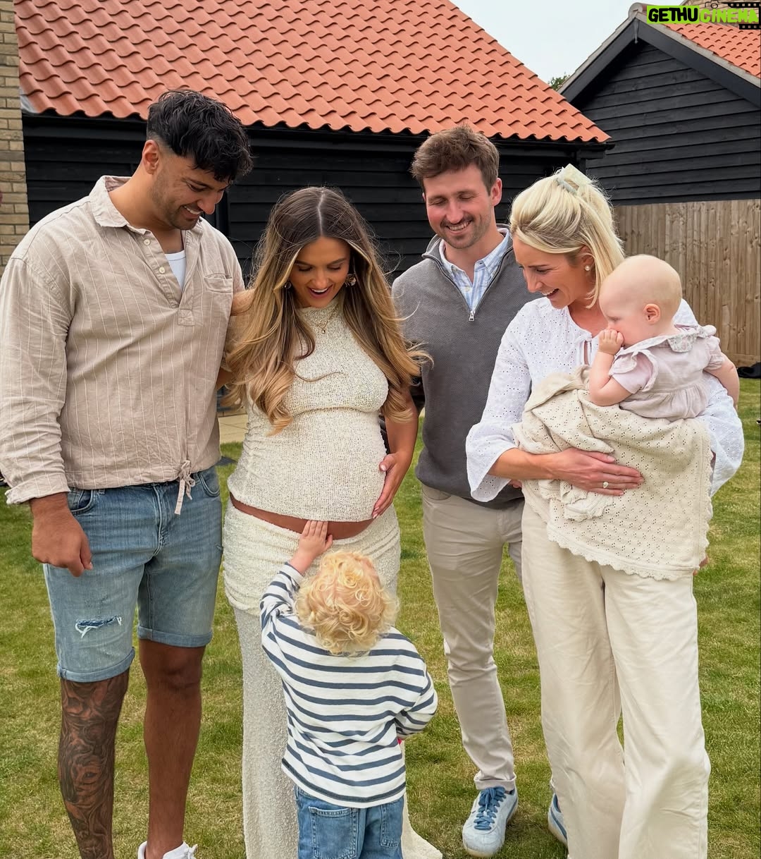 Megan Thomson - 2.6K Likes - My heart is fullll 🩷 the best day with the bestest friends. We are sooo loved. Not long now baby girl counting down the days ✨ 

Thanks to @pigletspantry I have ordered from them sooo many times now a family favourite (especially the sausage rolls) & thanks to the best mum & stepdad ever for hosting at ours so we could relax & enjoy the day with friends ✨