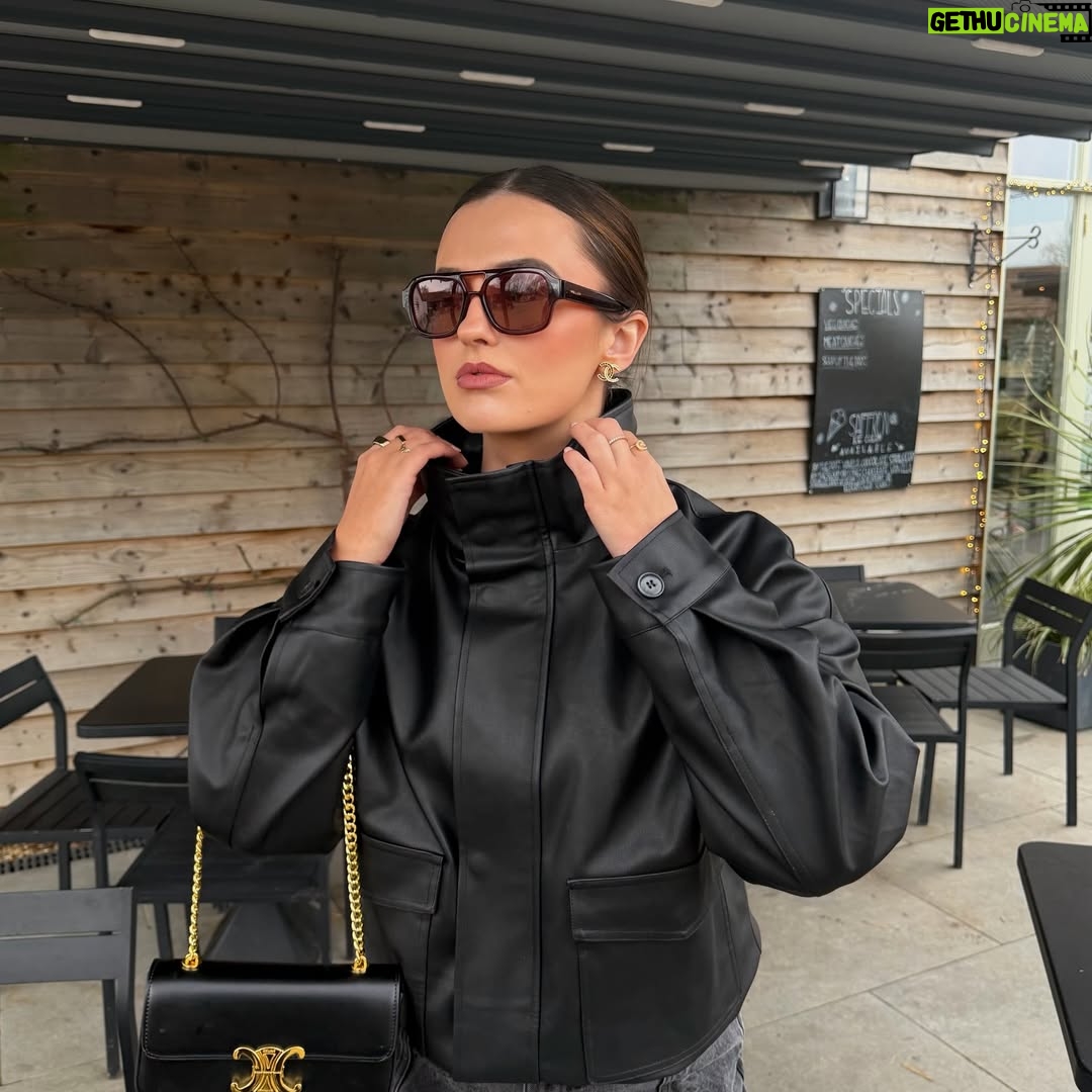 Megan Thomson - 3 Likes - 🖤 @peppermayo