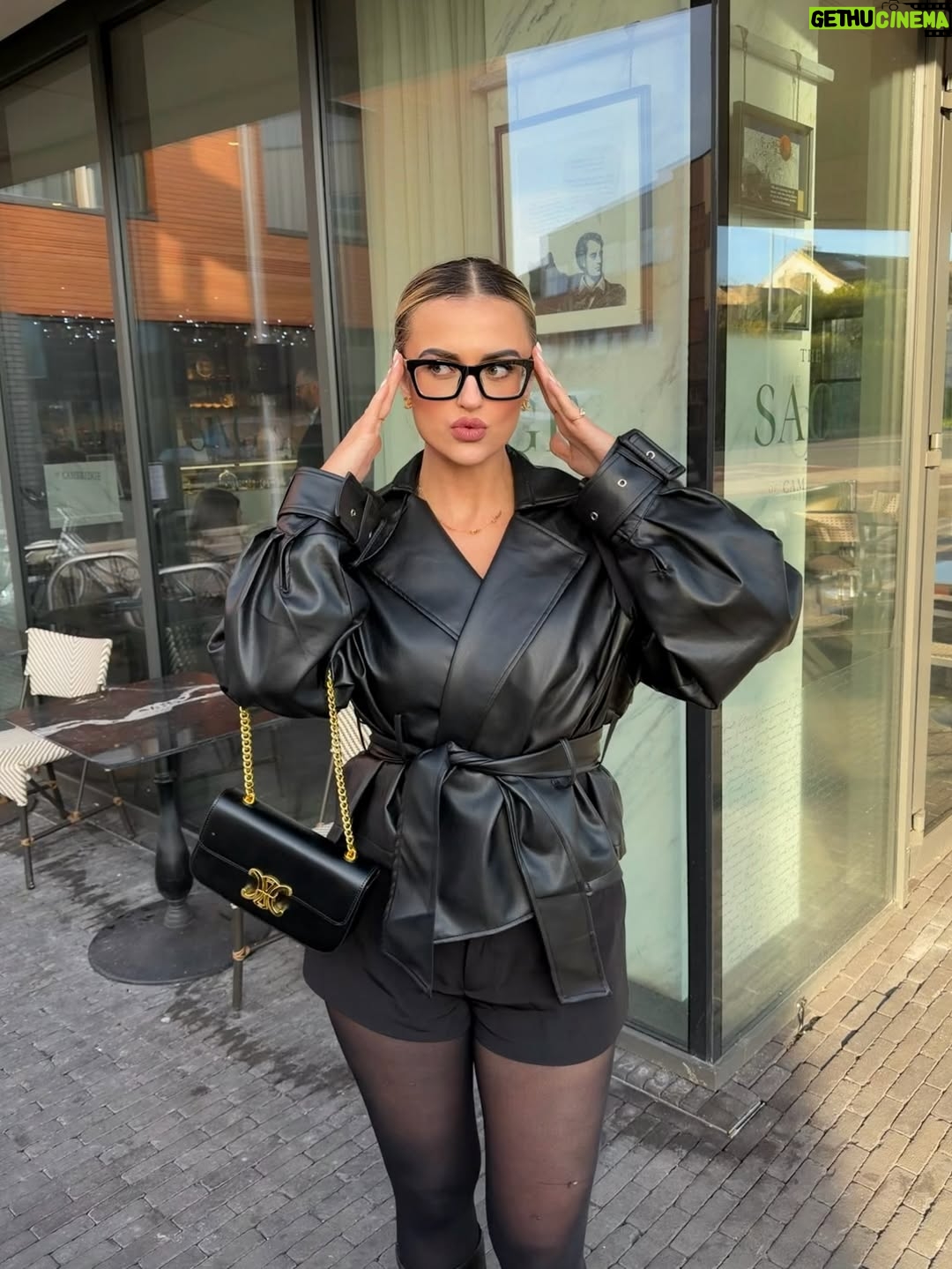Megan Thomson - 3 Likes - happy xmas eve 😚😚