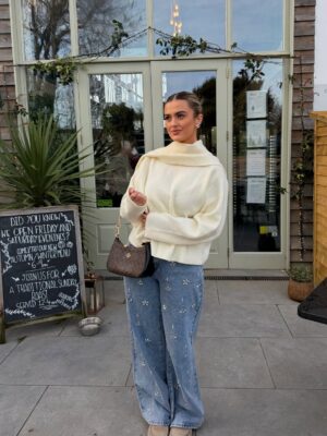 Megan Thomson Instagram - sparkle season but casual @whitefoxboutique