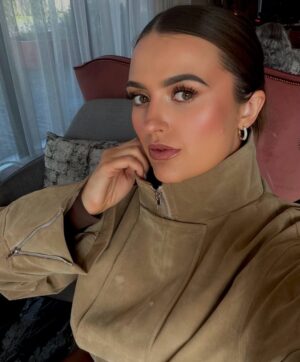 Megan Thomson Instagram - Last year in my 20s!!! 28 was the best ever becoming mummy to our gorgeous daughter - here’s to another year of good health and happiness 🖤