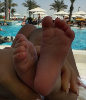 Megan Thomson Instagram - Cece’s first passport stamp 🇦🇪