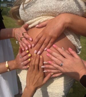 Megan Thomson Instagram - My heart is fullll 🩷 the best day with the bestest friends. We are sooo loved. Not long now baby girl counting down the days ✨ 

Thanks to @pigletspantry I have ordered from them sooo many times now a family favourite (especially the sausage rolls) & thanks to the best mum & stepdad ever for hosting at ours so we could relax & enjoy the day with friends ✨