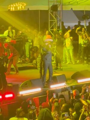 Melanie Fiona Instagram - When your friends say “You should meet us in Jamaica, it’s very important that you say YES.” 🇯🇲🙏🏾🇯🇲 Swipe through and enjoy the vibes. Reggae Music is the vibration we all need to be on. IYKYK @lostintimefestival was the best festival of my life 🙌🏾
1- she’s a water sign ♋️
2- Ladies Love Reggae 💃🏾
3- drink your WATA
4- FRIENDS ONLY.
5- “It Kills Me” rub a dub style
6- views
7- zagga zoom
8- bashment corner
9- @lostintimefestival
10- ARTISTS. 💙
11- @stephenmarley ❤️🔥🦁❤️🔥
12- JAMROCK!!!!!! @damianmarley
13- Smile for Me Jamaica @chronixxmusic
14- Eternal Light @chronixxmusic x @freenationals 💫
15- JAMAICA sound so sweeeeeet! 🙌🏾
16- ya heard?
17- 🇯🇲💜🇯🇲
