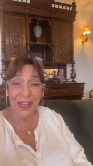 Melek Baykal Instagram - Bayram sabahlarının o tatlı telaşı , başucumuza koyduğumuz yeni ayakkabılarımız , bayramlık giysilerimiz , sabah erkenden bayram harçlıklarımızı toplamak için kapı kapı dolaşmalarımız…
İçimizde hiç büyümeyen bir çocuk var aslında…

Ama bu bayram bir yerlerde bu heyecanı hiç yaşayamayan çocuklarımız da var😔..
Diliyorumki..
Bu bayram sadece  bizim değil
Tüm dünya çocuklarının yüzü  gülsün..
Çocuklarımız savaşlarda yitip gitmesin..birlik beraberlik içinde mutlu huzurla özgürce yaşayabildiğimiz bayramlarımız geri gelsin🙏♥️

Sağlıkla sevgiyle kalın♥️🙏😘