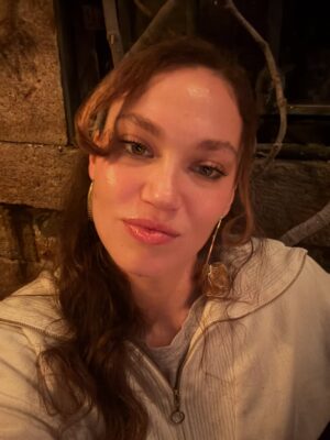 Melisa Şenolsun Instagram - A little fun in Ayvalık 🙃🧚🏻‍♀️✨