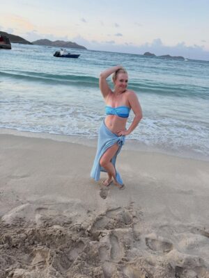 Melissa Joan Hart Instagram - New profile pic. #beachvibes 🌊 🐚
